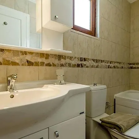 Villa Sleeps 8 Pool Air Con Wifi *